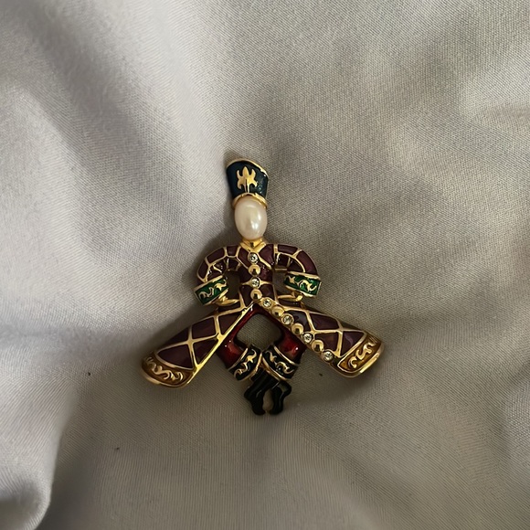 Joan Rivers Brooch - Picture 2 of 9